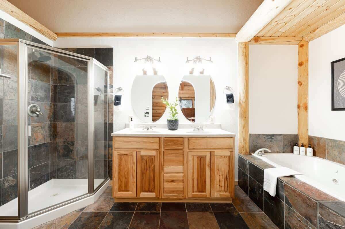 Een douche, een haardroger, handdoeken, shampoo