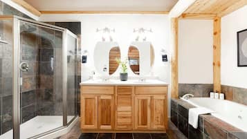 Een douche, een haardroger, handdoeken, shampoo