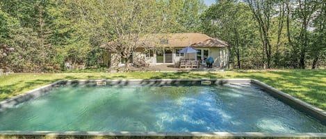 Utomhuspool och uppvärmd pool