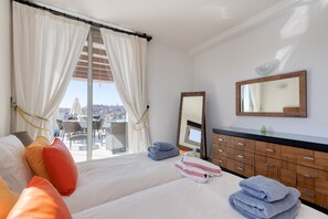 3 bedrooms, iron/ironing board, free WiFi, bed sheets