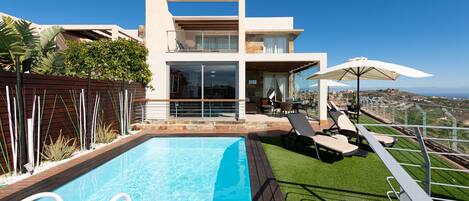 Een verwarmd zwembad