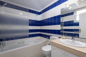 Baignoire, sèche-cheveux, serviettes fournies