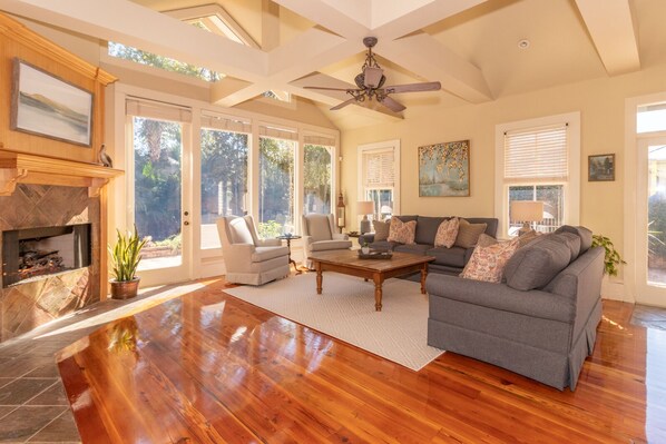 Téléviseur connecté, foyer, chaîne audio