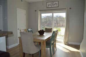 Dining - Grafton Escape #2 - River views! Pool! Walking distance to bars/restaurants (Grafton)