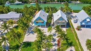 A coastal property with three houses, a marina, and a clear view of the ocean. - P77 - Sombrero Beach - Pool home offering 3 bedrooms, private pool and deep water dockage! (Mararathon)
