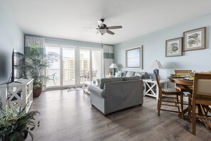 Älytelevisio, DVD-soitin, kirjoja, videokirjasto