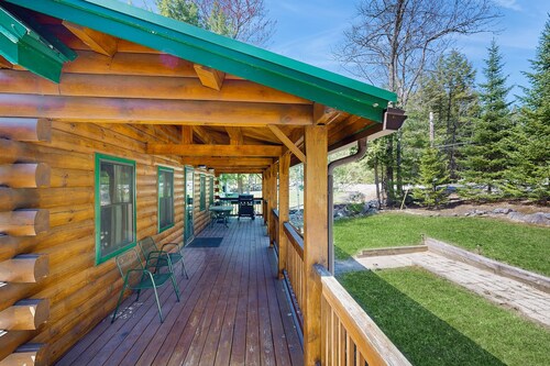 Charming Log Cabin w/ Free WiFi plus a Community Pool, Tennis, & Clubhouse