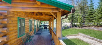 Charming Log Cabin w/ Free WiFi plus a Community Pool, Tennis, & Clubhouse