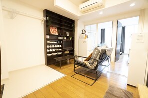 Basic-Apartment, Nichtraucher | Wohnbereich | 32-Zoll-Flachbildfernseher mit Digitalempfang, Fernseher