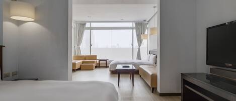 Family Suite | Desk, laptop workspace, free WiFi, bed sheets