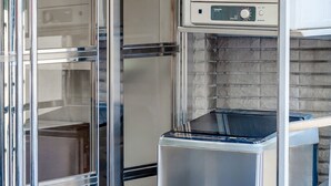 A kitchen with a microwave, oven, and a stainless steel refrigerator. - Guide Hotel - Kaohsiung Shinkuchan (Kaohsiung)