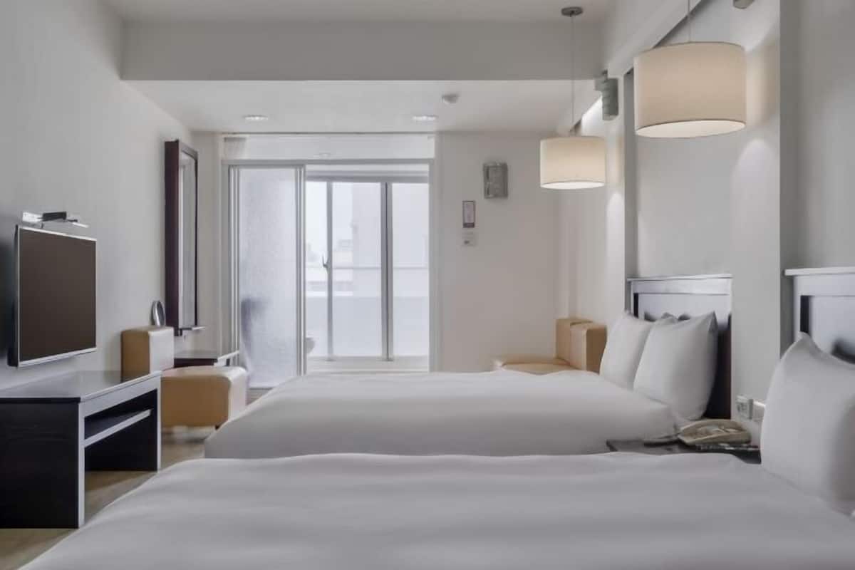 Työpöytä, kannettavalle tietokoneelle sopiva työtila, ilmainen Wi-Fi