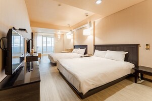 Quadrupla Standard | Una scrivania, postazione laptop, Wi-Fi gratuito, lenzuola