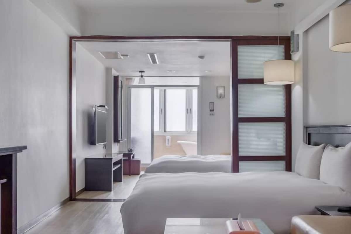 Työpöytä, kannettavalle tietokoneelle sopiva työtila, ilmainen Wi-Fi