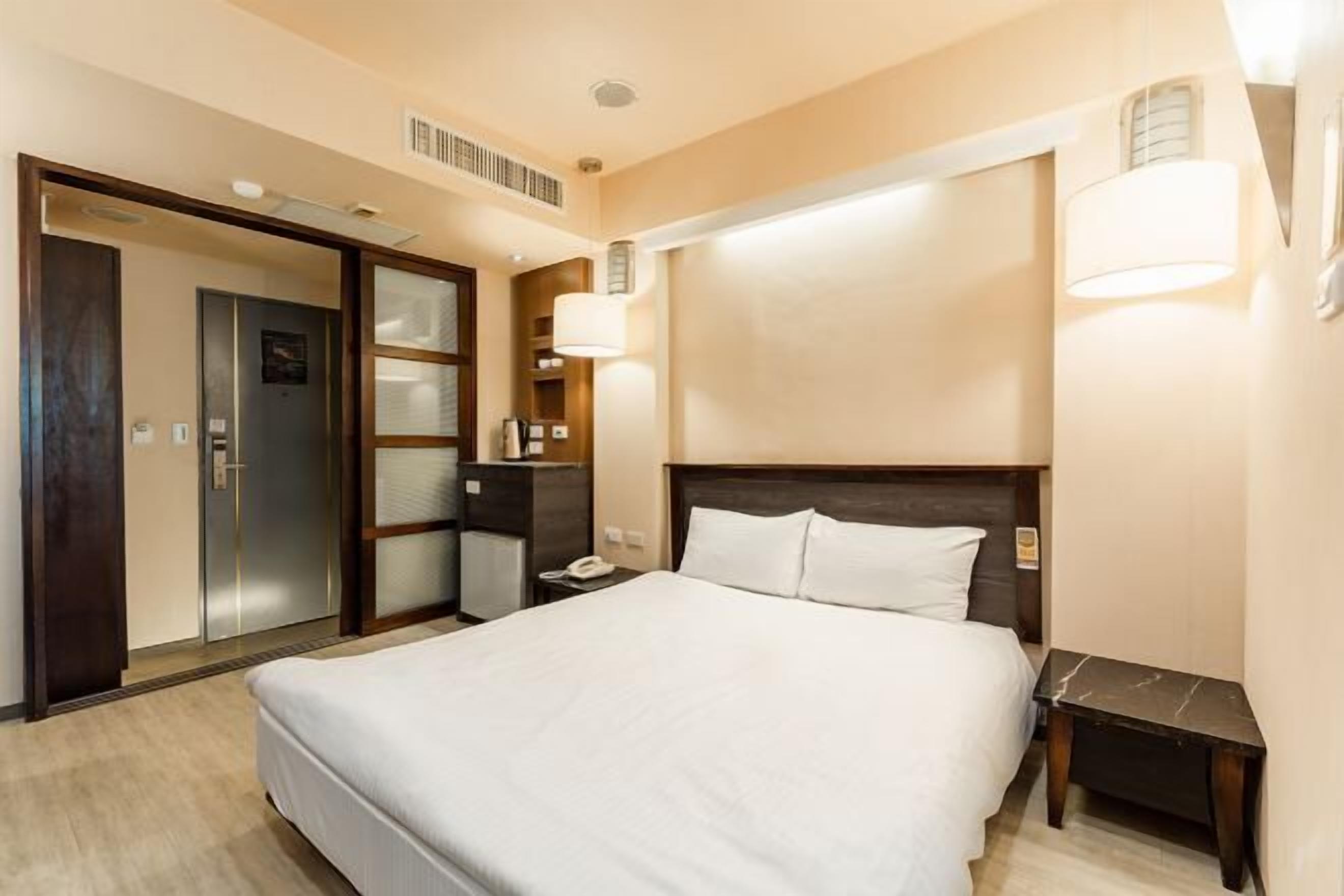 Desk, laptop workspace, free WiFi, bed sheets