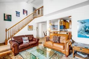 TV, books, video library - Two-story home with high-speed WiFi and wood stove in great location (McCall)