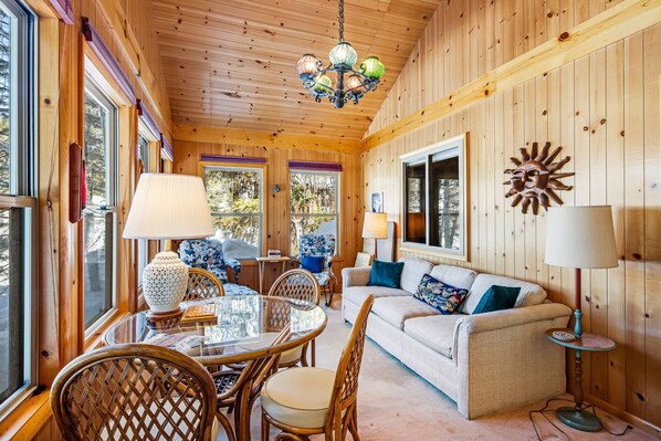 TV, books, video library - Two-story home with high-speed WiFi and wood stove in great location (McCall)