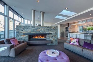 TV, fireplace, video games, Netflix - Villa Matau | Gas Fire, Lake Views, A/C, BBQ (Queenstown)