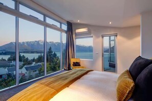 4 bedrooms, premium bedding, iron/ironing board, travel cot - Villa Matau | Gas Fire, Lake Views, A/C, BBQ (Queenstown)