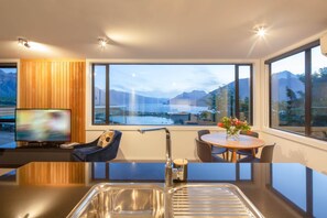 Dining - Highlands Lodge – 5BR Luxury, Lake Views & BBQ (Queenstown)