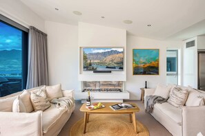 TV, fireplace, offices - Alpine Edge – Hot Tub, Fireplace, Lake View, BBQ (Queenstown)