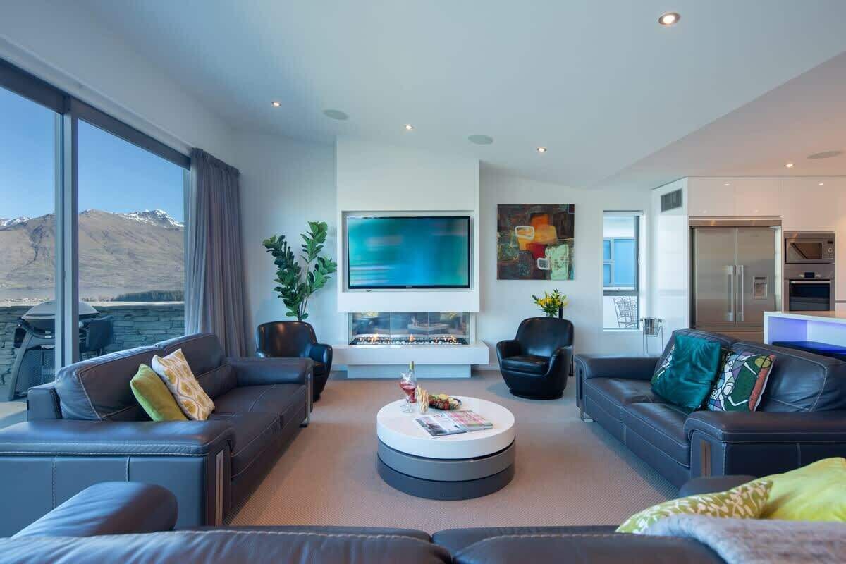 Een televisie, een open haard en een kantoor