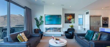 テレビ、暖炉、書斎 / ワークスペース