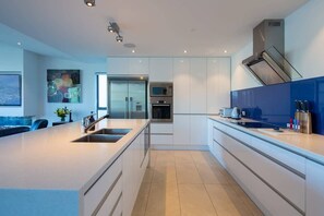 Fridge, microwave, oven, stovetop - Alpine Edge – Hot Tub, Fireplace, Lake View, BBQ (Queenstown)