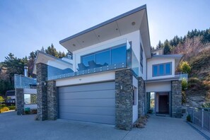 Exterior - Alpine Edge – Hot Tub, Fireplace, Lake View, BBQ (Queenstown)