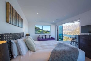 5 bedrooms, premium bedding, desk, iron/ironing board - Alpine Edge – Hot Tub, Fireplace, Lake View, BBQ (Queenstown)
