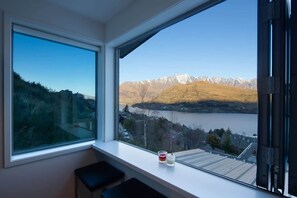 Interior - Alpine Edge – Hot Tub, Fireplace, Lake View, BBQ (Queenstown)