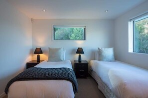 5 bedrooms, premium bedding, desk, iron/ironing board - Alpine Edge – Hot Tub, Fireplace, Lake View, BBQ (Queenstown)
