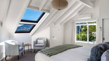 3 bedrooms, premium bedding, desk, iron/ironing board