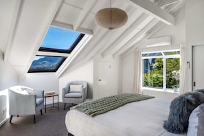 3 bedrooms, premium bedding, desk, iron/ironing board - Villa Habeke | Lake Views, Gas Fire, A/C, BBQ (Queenstown)