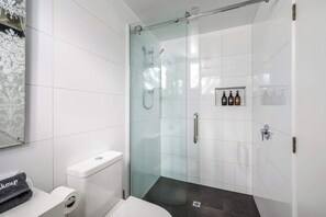 Badewanne, Haartrockner, Handtücher, Shampoo