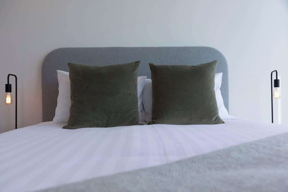 4 chambres, literie de qualité, bureau, fer et planche à repasser