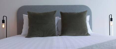 4 chambres, literie de qualité, bureau, fer et planche à repasser