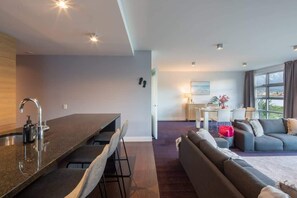 Téléviseur, jeux vidéo, bureau