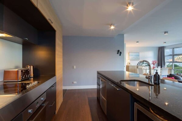 Réfrigérateur, four à micro-ondes, un four, surface de cuisson