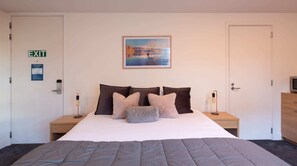 3 bedrooms, premium bedding, iron/ironing board, travel cot - Villa Mantra | Free Parking, A/C, Lake Access (Queenstown)