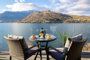 Outdoor dining - Kikorangi | Lake View, BBQ, A/C & Free Parking (Queenstown)
