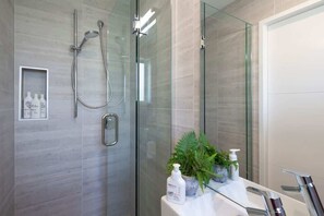 Dusche, Haartrockner, Handtücher, Shampoo