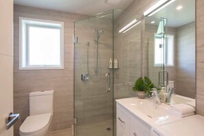 Shower, hair dryer, towels - Hillside Villa 4 – Modern 2BR Walk to Town & A/C (Queenstown)