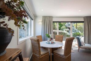 Dining - Hillside Villa 4 – Modern 2BR Walk to Town & A/C (Queenstown)