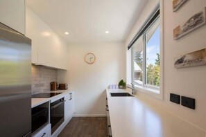 Fridge, microwave, oven, stovetop - Hillside Villa 4 – Modern 2BR Walk to Town & A/C (Queenstown)