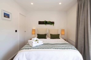 2 bedrooms, premium bedding, iron/ironing board, travel cot - Hillside Villa 4 – Modern 2BR Walk to Town & A/C (Queenstown)