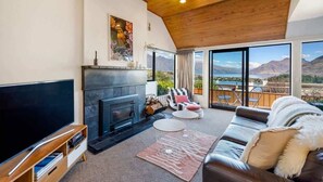 TV, fireplace, offices - Villa Tuke | Free Parking, Fireplace, BBQ (Queenstown)