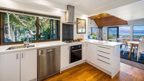 Fridge, microwave, oven, stovetop - Villa Tuke | Free Parking, Fireplace, BBQ (Queenstown)