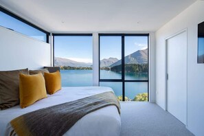 4 bedrooms, premium bedding, desk, iron/ironing board