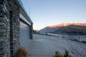 Property grounds - Aurora Lodge – Hot Tub, Fireplace & Lake Views (Queenstown)
